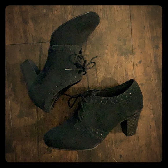 🔥NEW🔥 Clark’s Lace-Up Booties - Picture 1 of 4